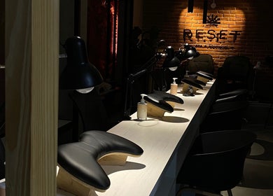 Área de manicura en Reset Spa & Boutique, Valencia, Carabobo, VE con iluminación cálida y elegancia moderna.