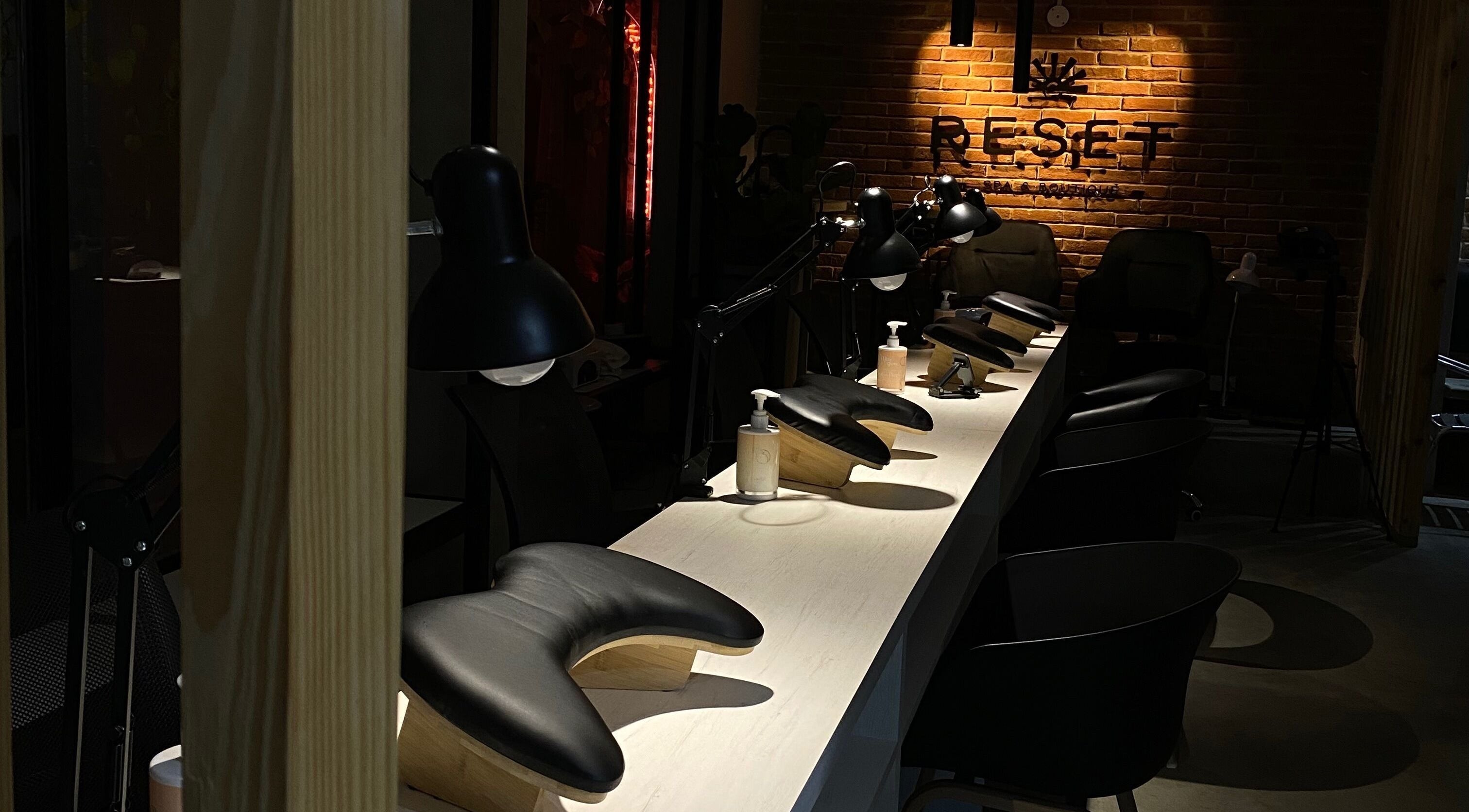 Área de manicura en Reset Spa & Boutique, Valencia, Carabobo, VE con iluminación cálida y elegancia moderna.