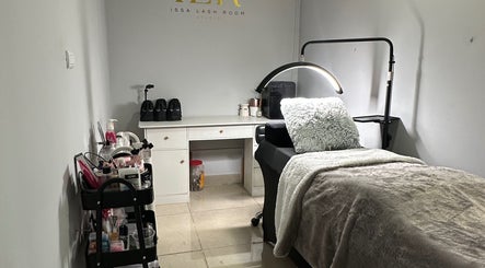Cabina de belleza en Issa Lash Room, Panamá, Provincia De Panamá, PA, elegante y acogedora para tratamientos.