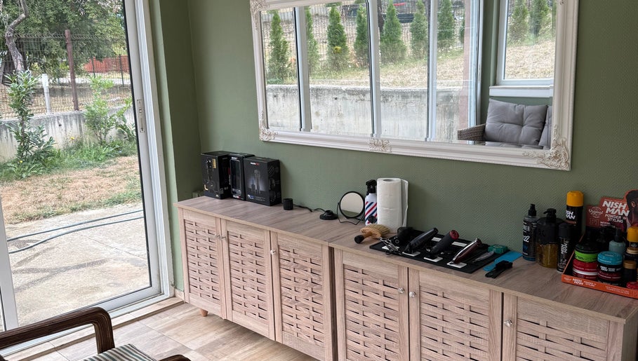 IndCuts21's bright salon station in Pravets, Sofiyska Oblast, BG showcasing hair tools and elegant decor.