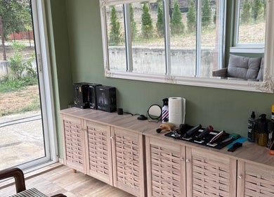 IndCuts21's bright salon station in Pravets, Sofiyska Oblast, BG showcasing hair tools and elegant decor.