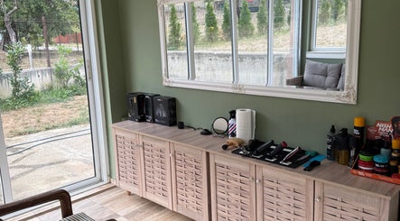 IndCuts21's bright salon station in Pravets, Sofiyska Oblast, BG showcasing hair tools and elegant decor.