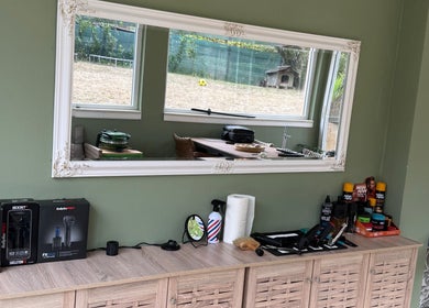 IndCuts21 beauty station at Pravets, Sofiyska Oblast, BG with products and a large decorative mirror.