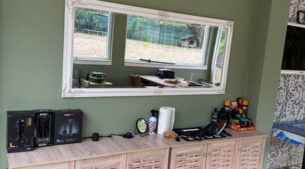 IndCuts21 beauty station at Pravets, Sofiyska Oblast, BG with products and a large decorative mirror.