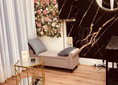 Relaxing area with floral decor at Brow & Lash Queen, Melbourne, Victoria, AU.