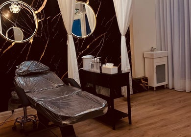Stylish treatment room at Brow & Lash Queen, Melbourne, Victoria, AU, featuring a modern chair and mirrors.