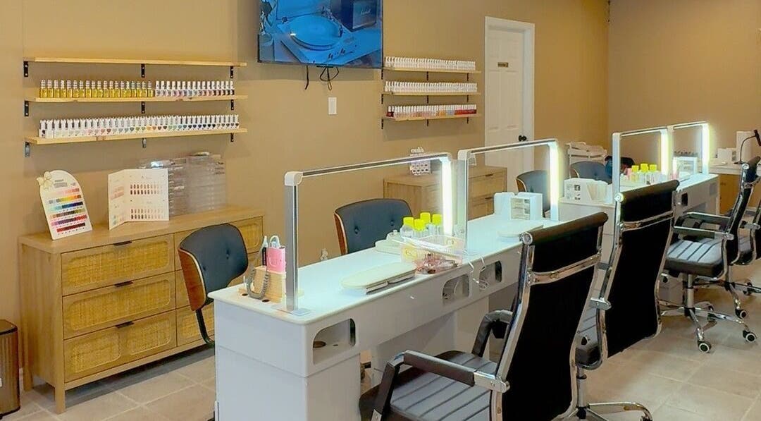 Intérieur moderne de Ongles Maika à Québec, Québec, CA avec postes de manucure bien éclairés.