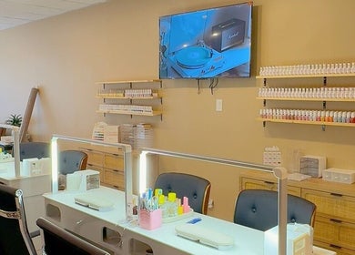 Studio Ongles Maika à Québec, Québec, CA avec postes de manucure modernes et étagères de vernis.