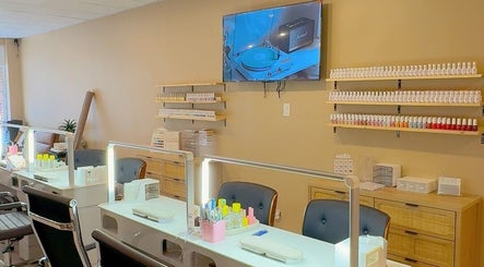 Studio Ongles Maika à Québec, Québec, CA avec postes de manucure modernes et étagères de vernis.