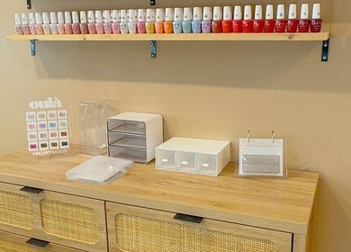 Étagère de vernis à ongles colorés chez Ongles Maika à Québec, Québec, CA.