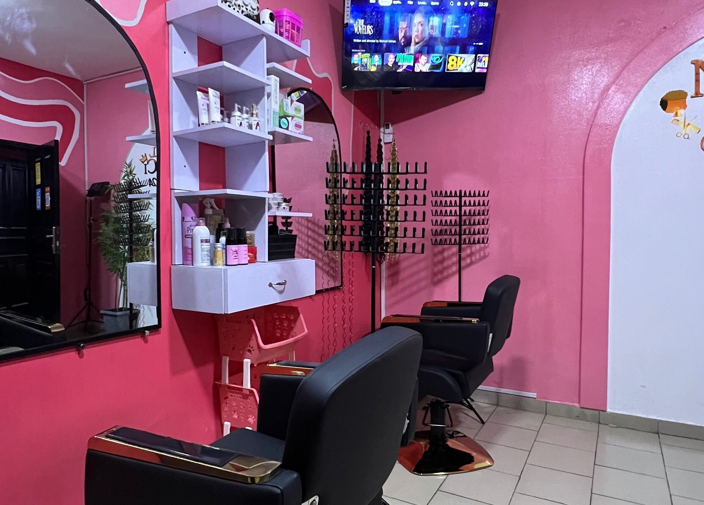 Intérieur chic de Natural Happy.Ci, Abidjan, avec fauteuils et rangement élégants.