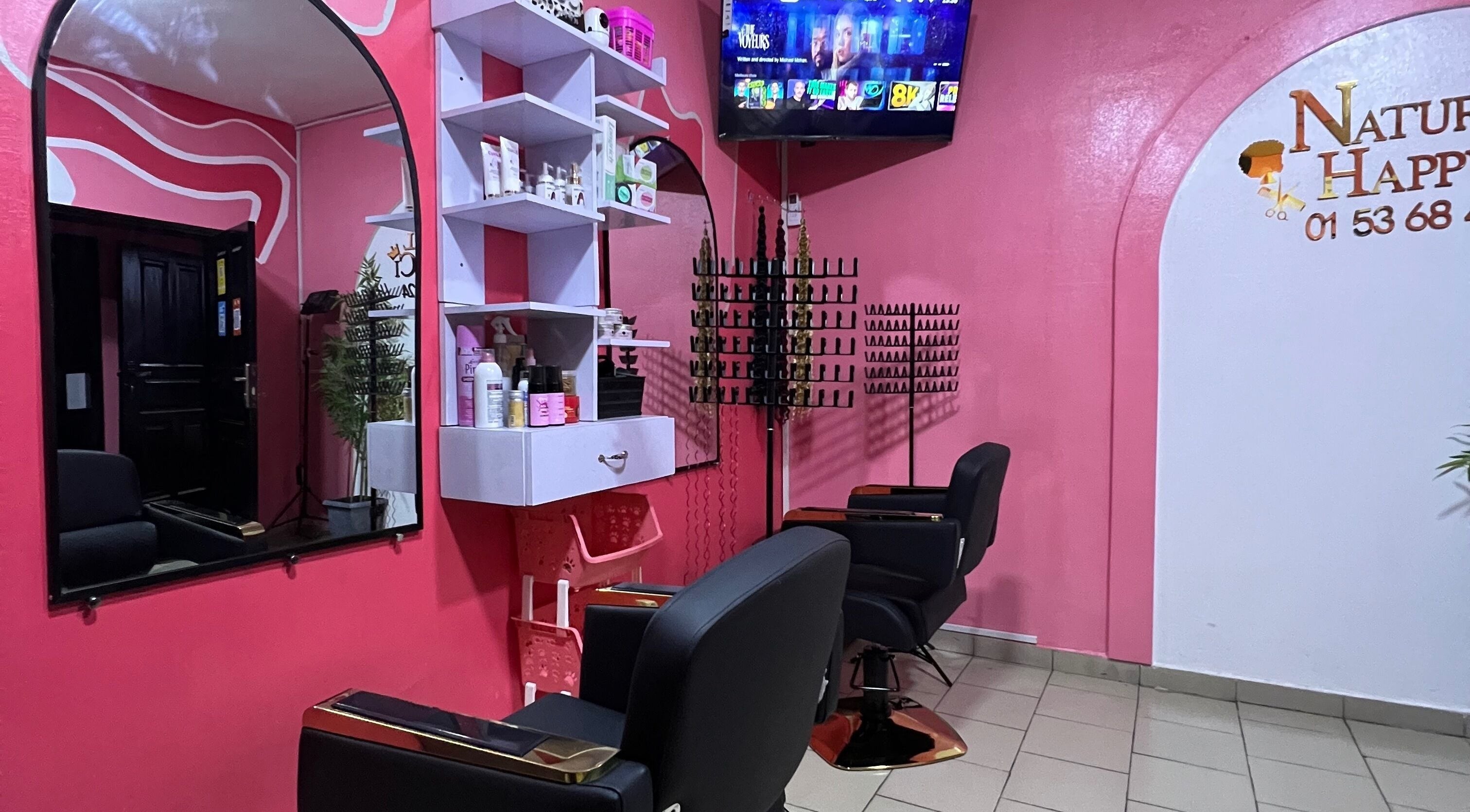 Intérieur chic de Natural Happy.Ci, Abidjan, avec fauteuils et rangement élégants.