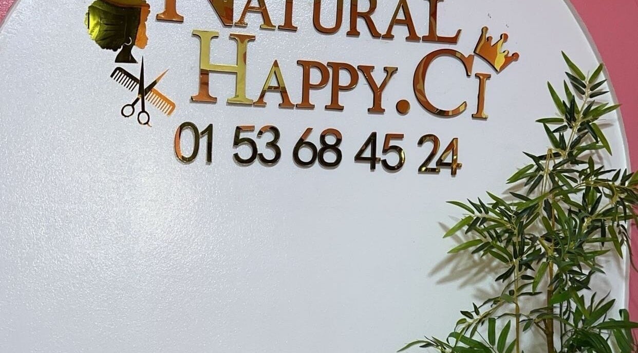 Enseigne dorée de Natural Happy.Ci avec plante, située à Abidjan, District Autonome D'abidjan, CI.