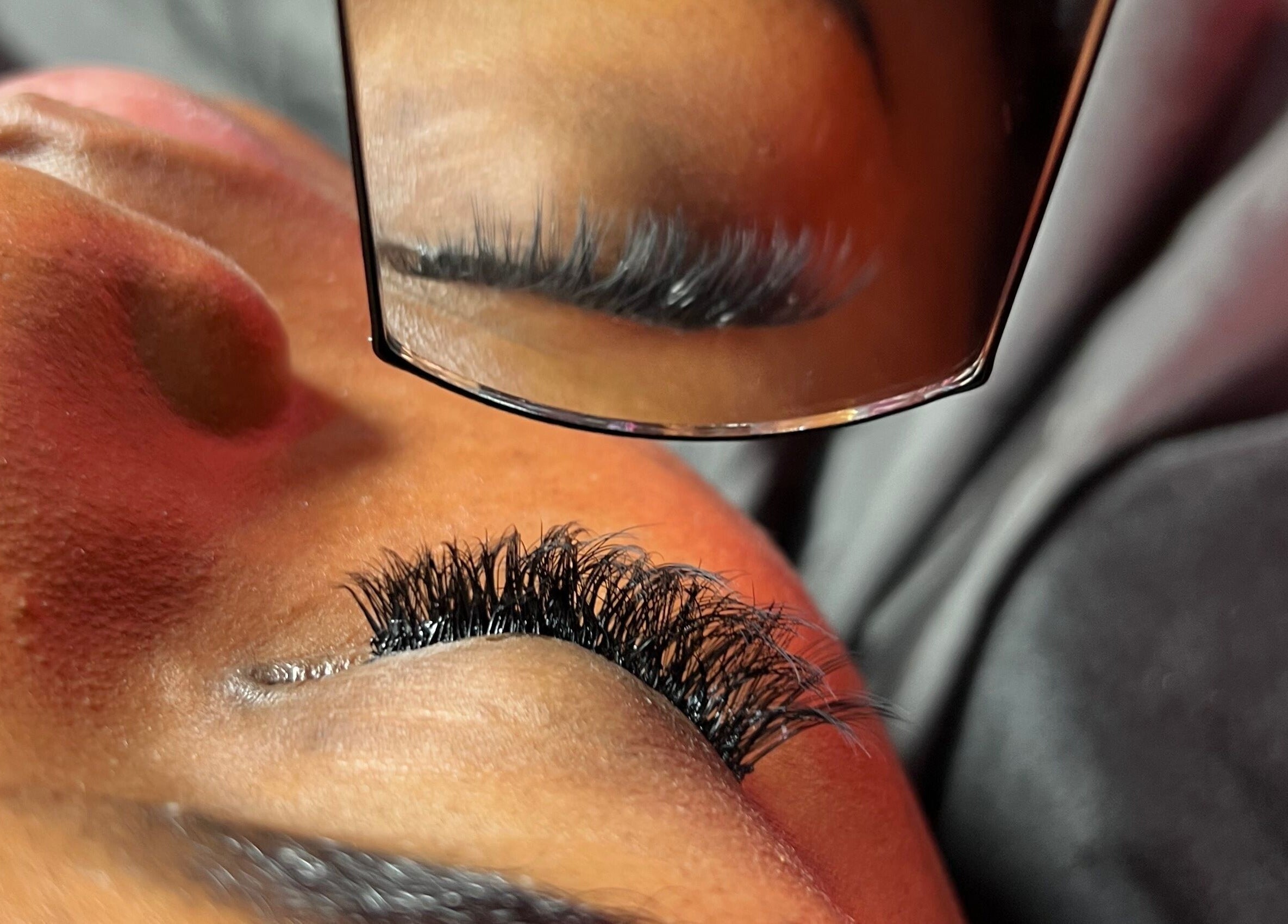 Extensions de cils à Natural Happy.Ci, Abidjan, District Autonome D'abidjan, CI, reflétées dans un miroir.