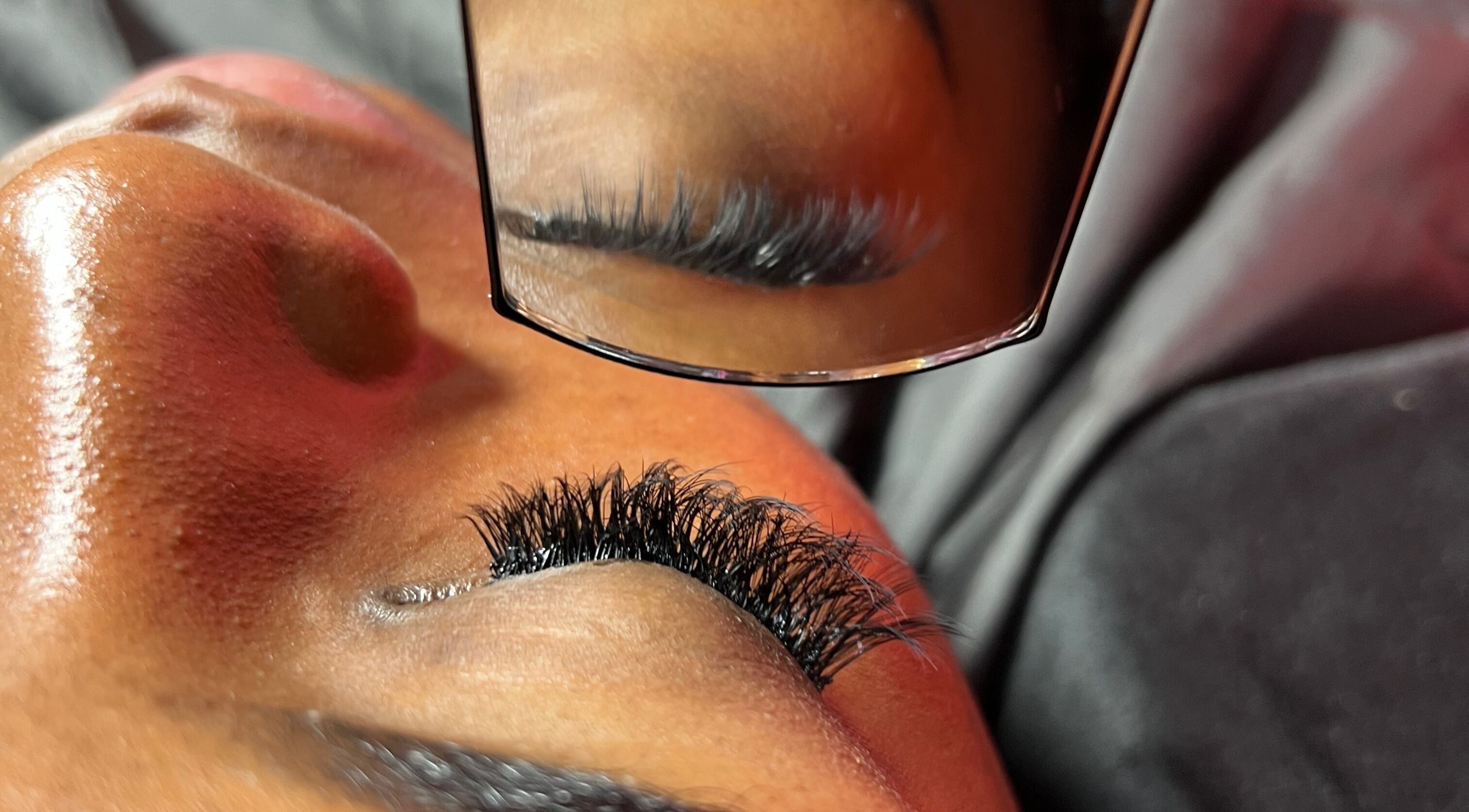 Extensions de cils à Natural Happy.Ci, Abidjan, District Autonome D'abidjan, CI, reflétées dans un miroir.