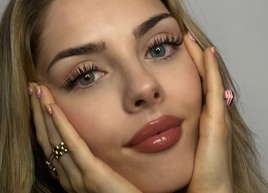 Close-up de maquillaje impecable en Kitty Paw Studio, Barcelona, Catalunya, ES.