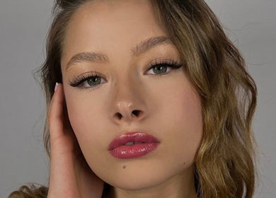Mujer con maquillaje delicado en Kitty Paw Studio, Barcelona, Catalunya, ES.