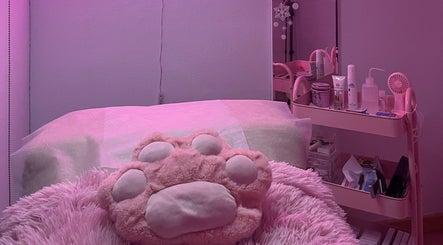 Acogedora sala de Kitty Paw Studio en Barcelona, Catalunya, ES, decorada con tonos rosados y detalles únicos.