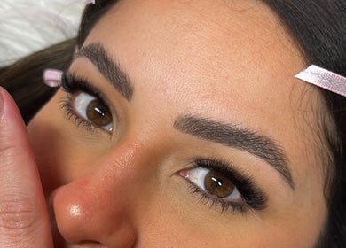 Detalle de cejas perfectamente arregladas en Kitty Paw Studio, Barcelona, Catalunya, ES.