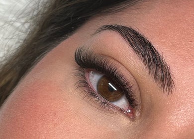 Primer plano de unas cejas y pestañas perfectamente arregladas en Kitty Paw Studio, Barcelona, Catalunya, ES.
