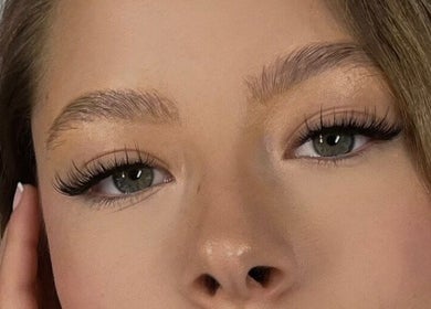 Primer plano de ojos con maquillaje elegante en Kitty Paw Studio, Barcelona, Catalunya, ES.