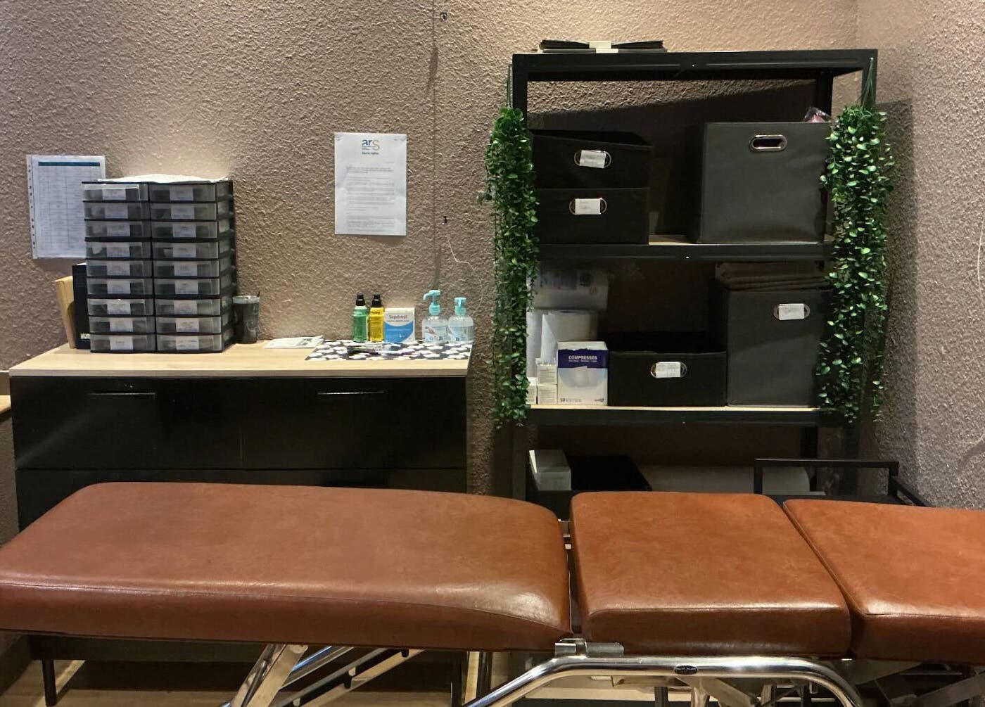 Salle de soin à Baume de Lucine, Besançon, Bourgogne-franche-comté, FR, avec chaise en cuir et étagères.