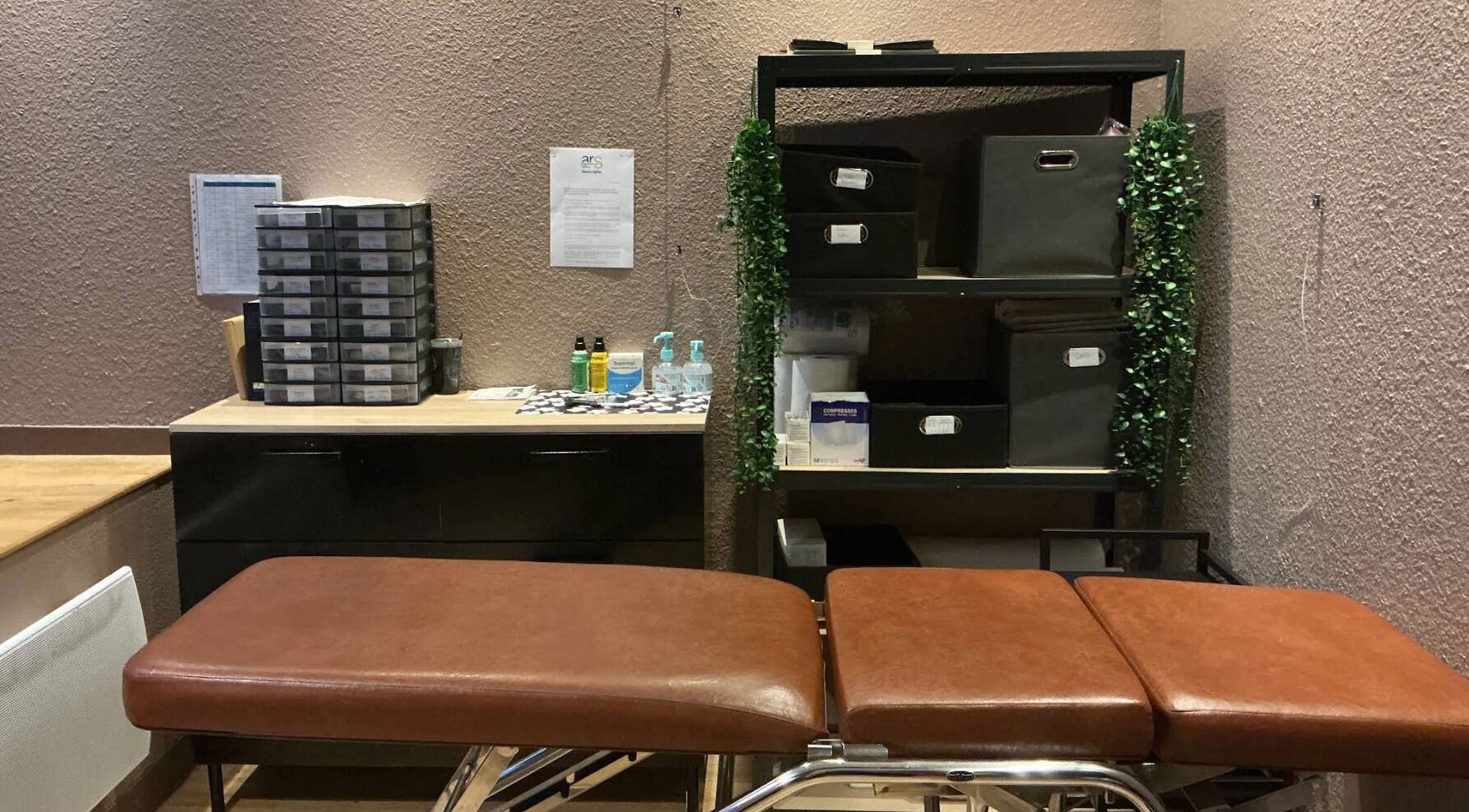 Salle de soin à Baume de Lucine, Besançon, Bourgogne-franche-comté, FR, avec chaise en cuir et étagères.