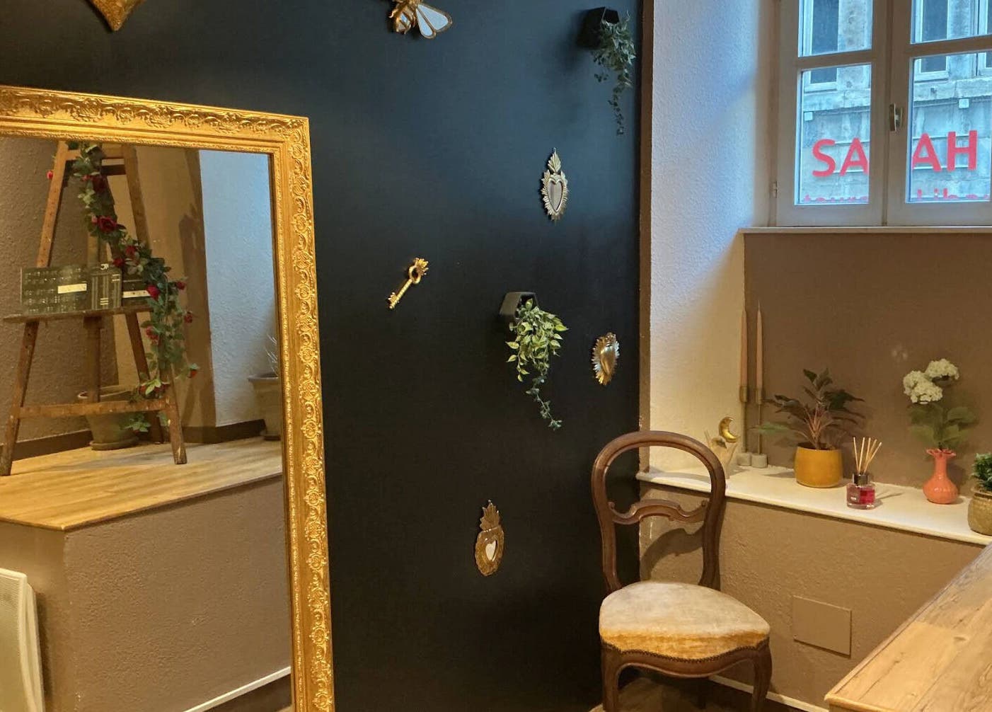 Intérieur élégant de Baume de Lucine à Besançon, Bourgogne-franche-comté, FR avec miroir doré et décor raffiné.