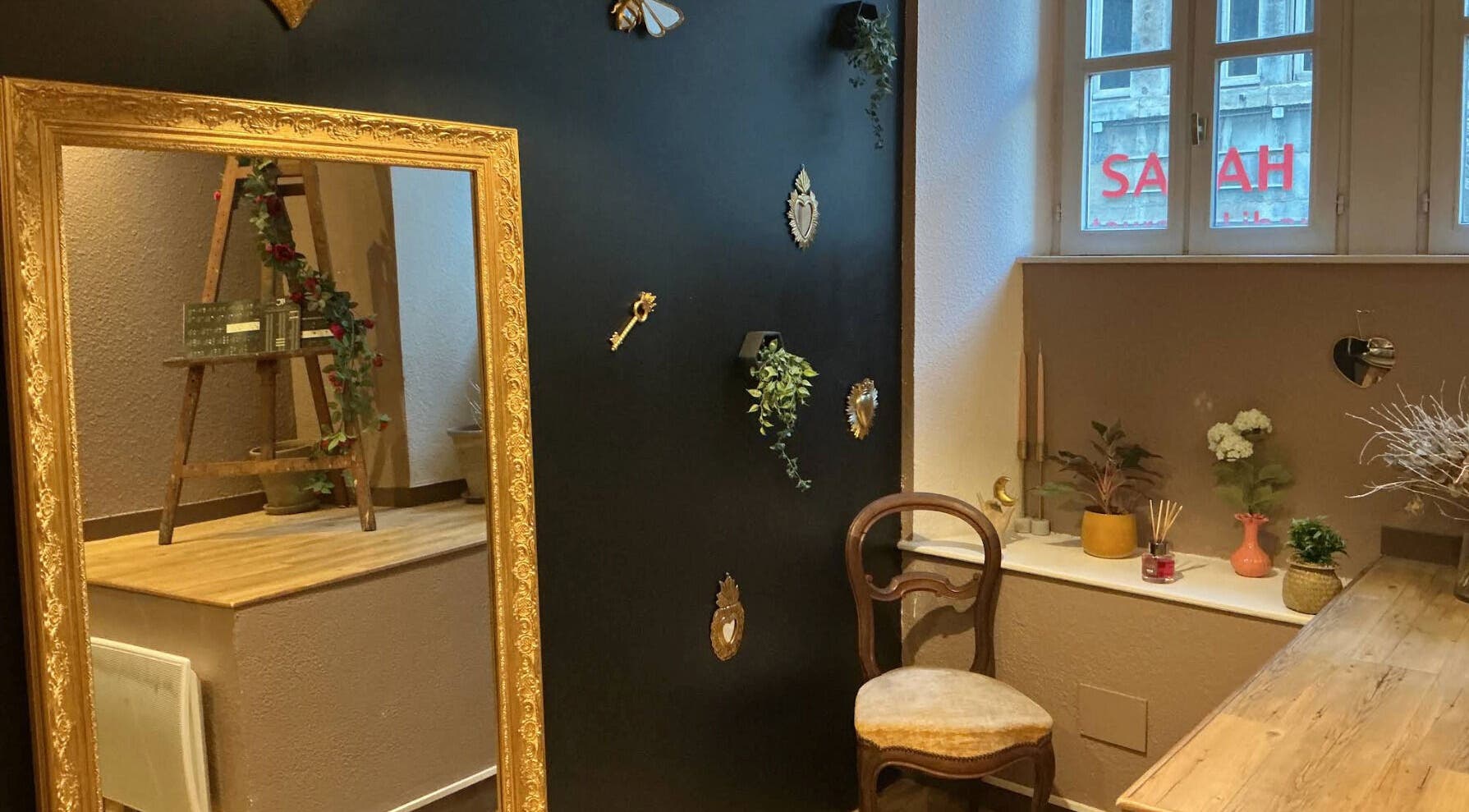 Intérieur élégant de Baume de Lucine à Besançon, Bourgogne-franche-comté, FR avec miroir doré et décor raffiné.