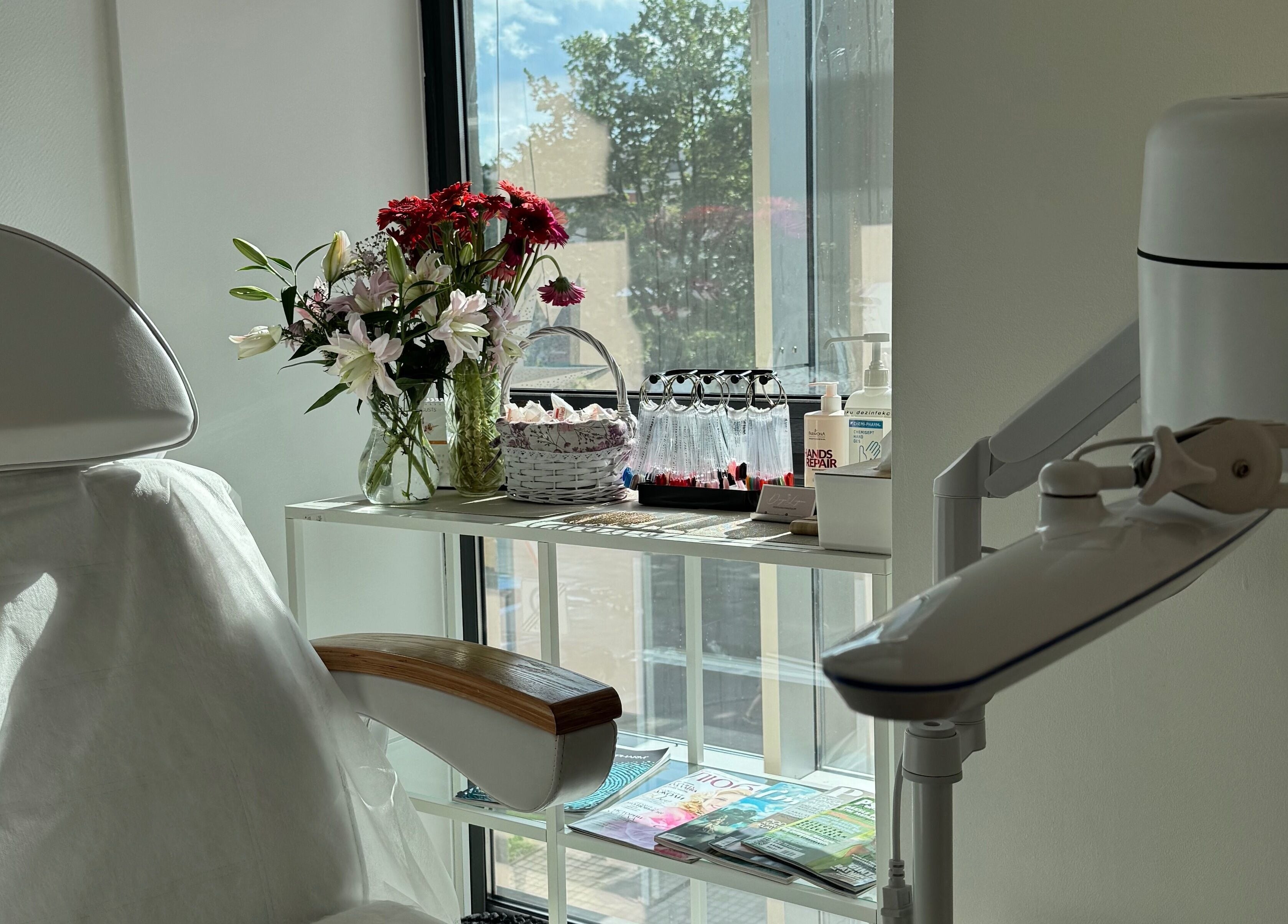 Relaxing treatment room at Jelgavas Podologs, Jelgava, LV with flowers and spa equipment.