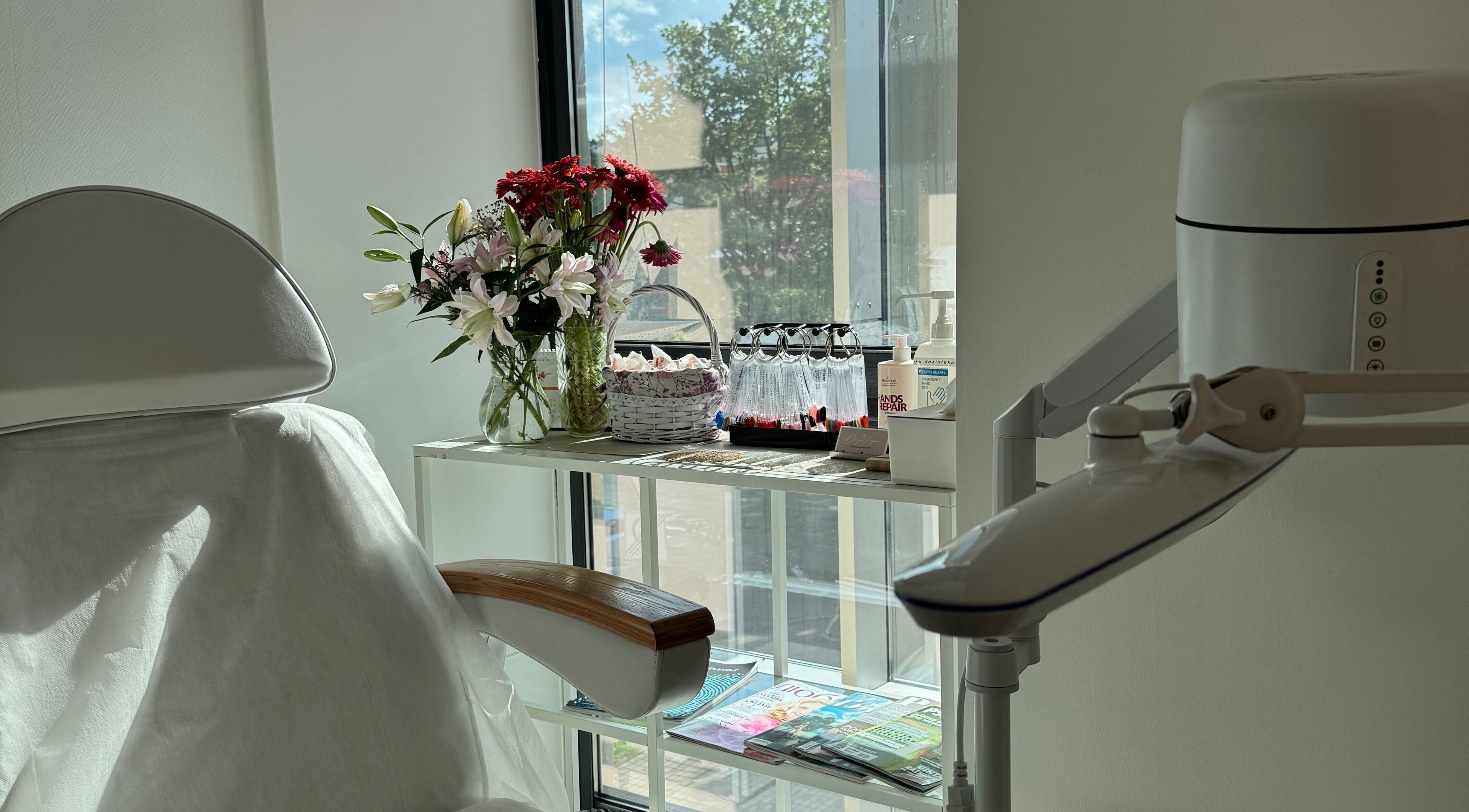 Relaxing treatment room at Jelgavas Podologs, Jelgava, LV with flowers and spa equipment.