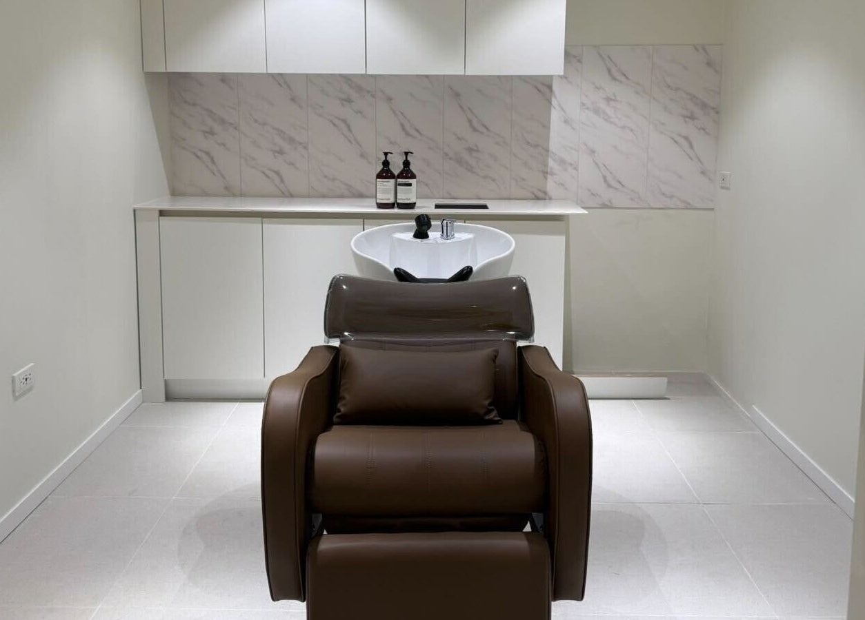 Modern shampoo station at Esthetia in Taguig, 마닐라 대도시, PH, featuring a plush brown chair and sleek design.