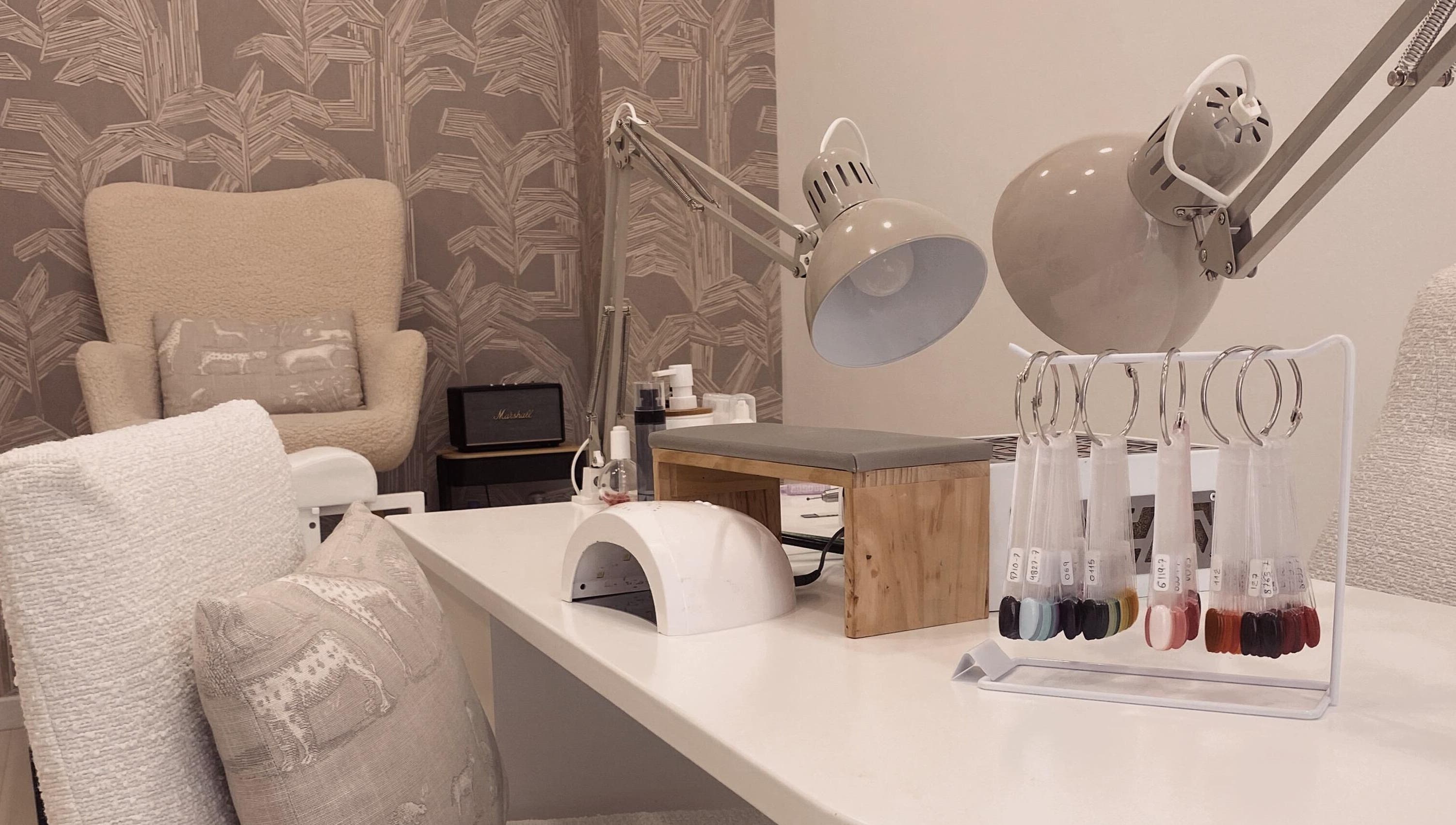 Interior moderno de Irene Almazán Studio en Lora Del Río, Andalucía, ES, con estación de manicura luminosa.