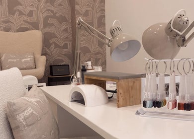 Interior moderno de Irene Almazán Studio en Lora Del Río, Andalucía, ES, con estación de manicura luminosa.