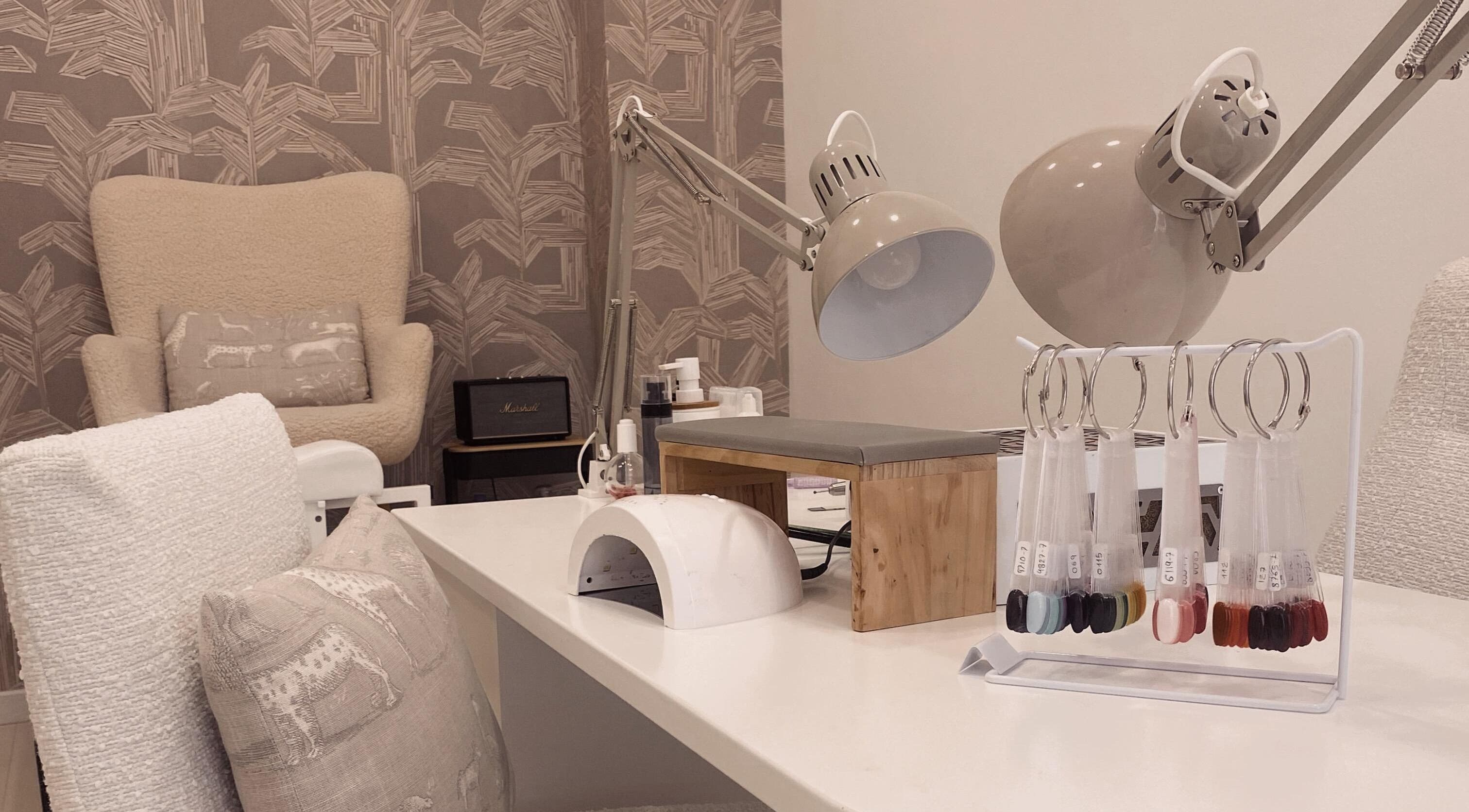 Interior moderno de Irene Almazán Studio en Lora Del Río, Andalucía, ES, con estación de manicura luminosa.