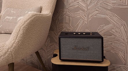 Rincón acogedor en Irene Almazán Studio, Lora Del Río, Andalucía, ES con altavoz Marshall y sillón cómodo.