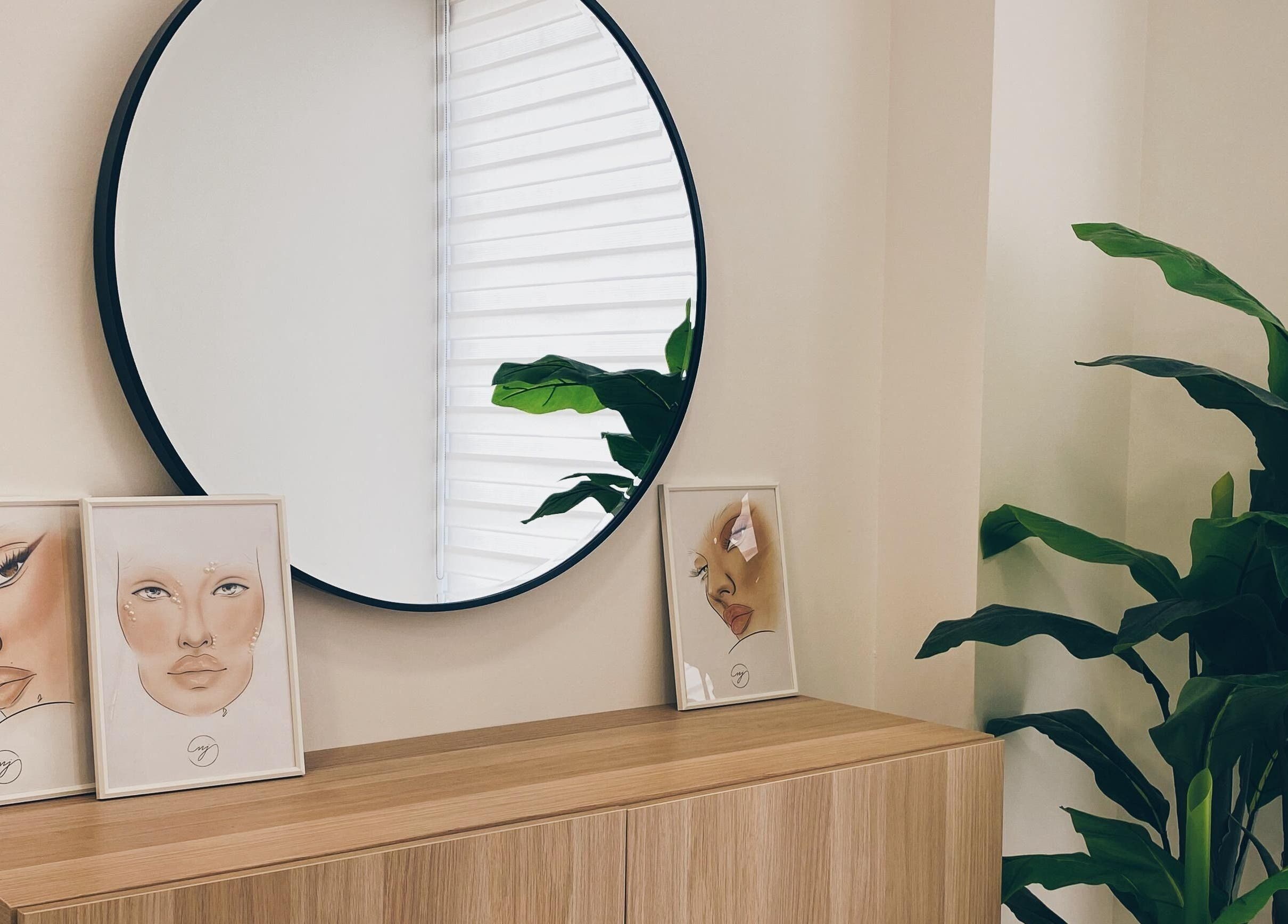 Reflejo artístico en espejo redondo del Irene Almazán Studio en Lora Del Río, Andalucía, ES.