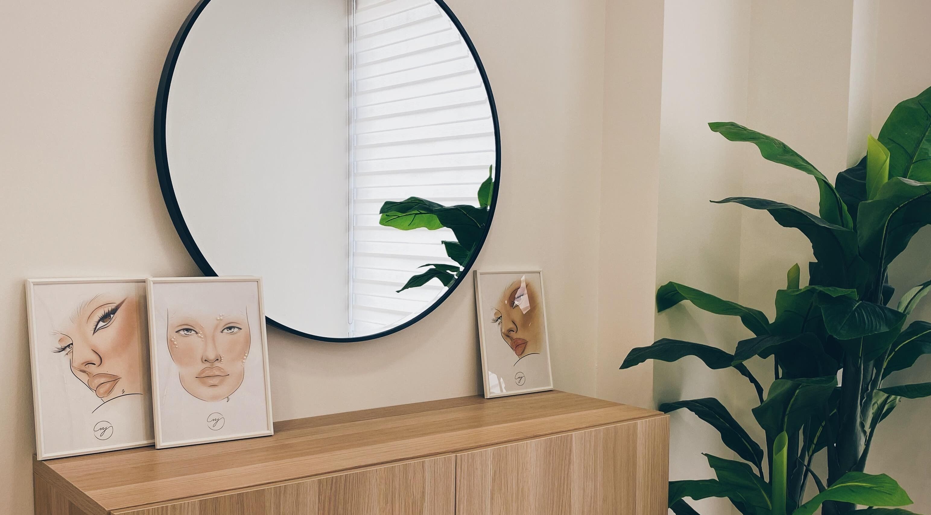 Reflejo artístico en espejo redondo del Irene Almazán Studio en Lora Del Río, Andalucía, ES.