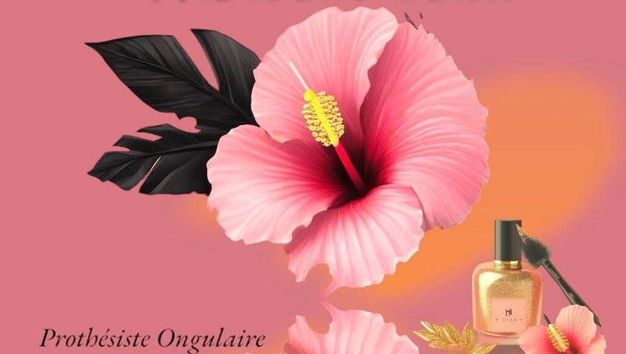 Hibiscus rose vif avec accessoires de beauté chez Hibiscus éclat, La Merlatière, Pays De La Loire, FR.