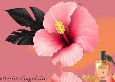 Hibiscus rose vif avec accessoires de beauté chez Hibiscus éclat, La Merlatière, Pays De La Loire, FR.