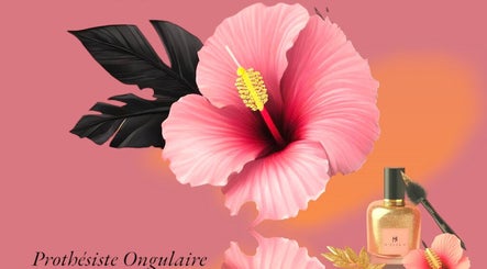 Hibiscus rose vif avec accessoires de beauté chez Hibiscus éclat, La Merlatière, Pays De La Loire, FR.