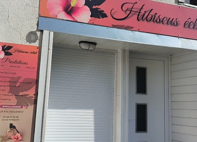 Entrée de Hibiscus éclat à La Merlatière, Pays De La Loire, FR avec enseigne et prestations visibles.