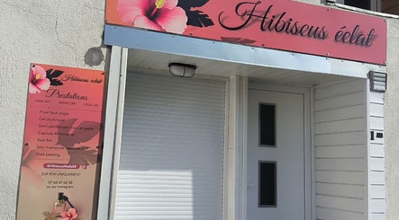 Entrée de Hibiscus éclat à La Merlatière, Pays De La Loire, FR avec enseigne et prestations visibles.