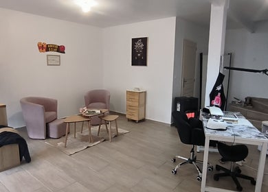 Intérieur accueillant de Hibiscus éclat à La Merlatière, Pays De La Loire, FR avec coin salon et bureau.