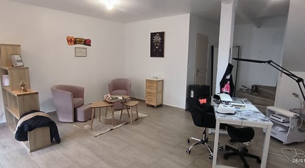 Intérieur accueillant de Hibiscus éclat à La Merlatière, Pays De La Loire, FR avec coin salon et bureau.