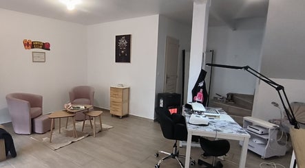 Salle d'accueil élégante chez Hibiscus éclat, La Merlatière, Pays De La Loire, FR avec fauteuils confortables.