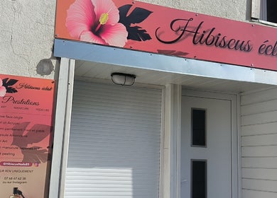 Entrée de Hibiscus éclat à La Merlatière, Pays De La Loire, FR avec enseigne et liste de prestations.