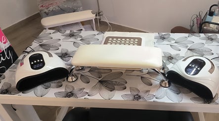 Stations de manucure modernes chez Hibiscus éclat, La Merlatière, Pays De La Loire, FR.