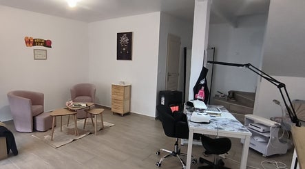 Intérieur accueillant de Hibiscus éclat, La Merlatière, Pays De La Loire, FR, offrant un espace bien-être élégant.