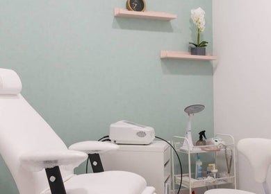 Sala de tratamento moderna no Centro podologico de lisboa, Lisboa, Lisboa, PT com cadeira e equipamentos médicos.